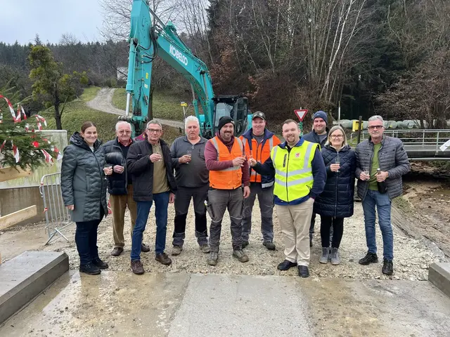 Die Anrainer gemeinsam mit Vertretern des Bauunternehmens und Bgm. Peter Domweber bei der „Eröffnung“ der neuen Brücke | Foto: MMG