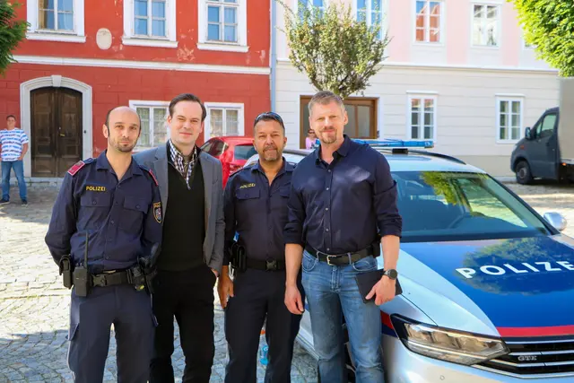 Martin Gruber (rechts) ist in der Rolle des Kriminalhauptkommissars Max Herzog zu sehen | Foto: Bayer