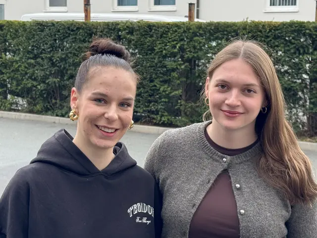 Die beiden Eishockeyaushängeschilder einmal privat: Hannah Leitner aus Axams (re.) und Elisa Brunner aus Götzens. | Foto: Leitner