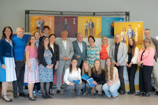 Die Festgäste mit den EU-Senior- und Junior-Botschafterinnen und Botschaftern der HAK 
Salzburg. | Foto: Saracoglu/HAK Salzburg