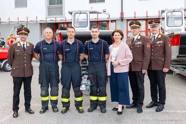 A-Boot-Übergabe an Kommandant Roland Krankl (3. von links) und Kollegen. Am Bild mit Landesrätin Michaela Langer-Weninger, Feuerwehrpräsident Robert Mayer und Landesbranddirektor-Stellvertreter Michael Hutterer (rechts) sowie Bezirksfeuerwehrkommandant Eduard Paireder (links). | Foto: OÖLFV/Natalia Pesendorfer