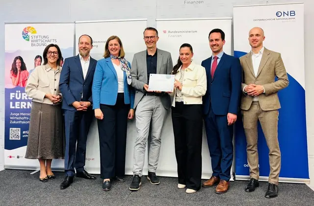 Brigitte Schuckert (Bildungsdirektion NÖ), Geschäftsführender Vorstand der Stiftung für Wirtschaftsbildung Matthias Reisinger, Staatssekretärin Barbara Eibinger-Miedl, Schulleiter Patrik Breiteneder, Schullleiter-Stv. Sandra Polzer, Bundesminister Christoph Wiederkehr und Direktor der Österreichischen Nationalbank Josef Meichenitsch. | Foto: zVg