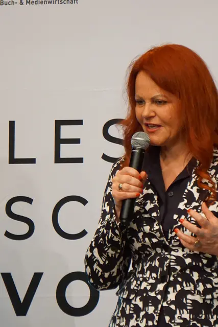 Bildungslandesrätin Cornelia Hagele im Gespräch über die Bedeutung grenzüberschreitender Zusammenarbeit im Bildungsbereich. | Foto: MeinBezirk/SPRENGER//ARIVFOTO