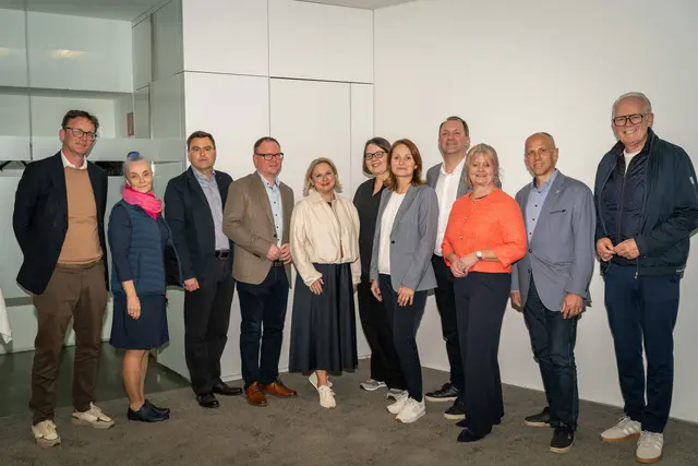 Florian Größwang (TourCert), Sabine Klimitsch (Donau NÖ-Mitte), Stefan Czamutzian (Region Wagram), Bürgermeister Franz Aigner (Obmann Region Wagram), Eva Mörwald (Arbeitskreisleiterin Region Wagram), Verena Schnatter (Tourismusmarketing &amp; Kommunikation Region Wagram), Silvia Ebner (Leitung Marketing und PR Donau NÖ GmbH), Bernhard Schröder (Geschäftsführer Donau NÖ), Paula Maringer (Vorstandsmitglied Region Wagram), Hannes Zimmermann und Leopold Weinlinger (beide Obmann-Stellvertreter der Region Wagram) | Foto: w-creates.at