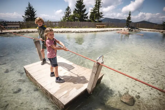 Spiel und Erfrischung am Berg: An interaktiven Wasserstationen im Triassic Park erleben Kinder Bewegung, Abkühlung und Natur mitten im alpinen Gelände. | Foto: Bergbahn Steinplatte