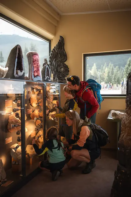 Gemeinsames Staunen im Triassic Center: Familien erkunden faszinierende Mineralien und Fossilien und entdecken die Vielfalt der Erdgeschichte aus nächster Nähe. | Foto: Bergbahn Steinplatte