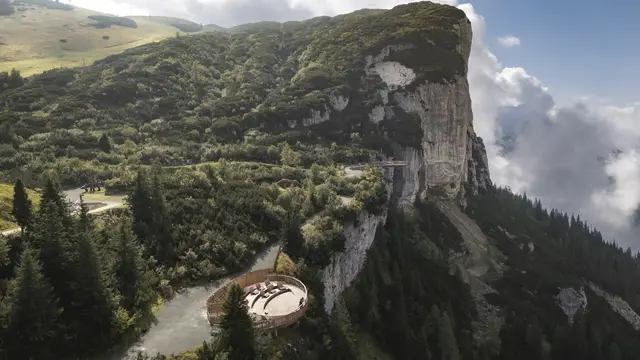 Die Panorama Muschel aus der Vogelperspektive: Eingebettet in Fels und Wald wird sie zum architektonischen Highlight der Steinplatte. | Foto: Bergbahn Steinplatte