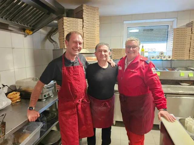 Rotkreuzler aus Neufelden unterstützen Nedim Kıyafet. | Foto: Mimoza