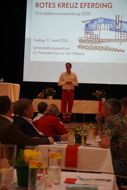 Ortsstellenleiter Spitzenberger richtete seine Dankesworten an das Publikum. | Foto: RK Eferding