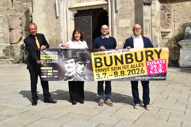 Intendant Andreas Berger, Bürgermeisterin Silvia Drechsler, Vizebürgermeister Rainer Praschak und Kultur-Stadtrat Stephan Schimanowa (von links) freuen sich schon auf das Sommertheater vor St. Othmar. | Foto: Hirss