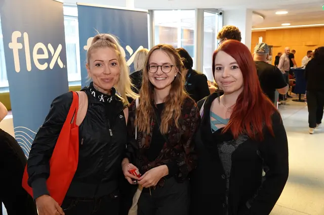 Auch diese drei Mädels informierten sich an den verschiedensten Ständen. | Foto: MeinBezirk/Michael Blinzer