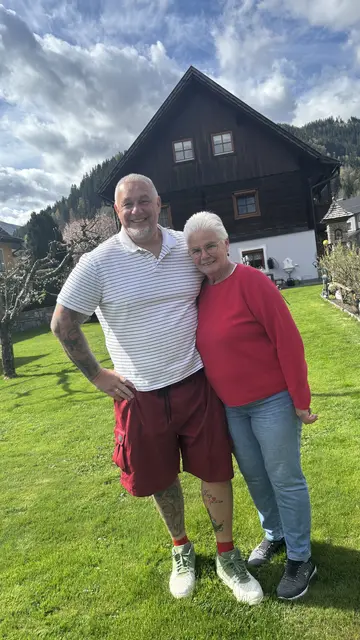 Franz "The Austrian Rock" Müllner mit seiner Mama Maria Müllner. Franz und MeinBezirk Lungau haben sie kurz vor dem Muttertag besucht. | Foto: pjw