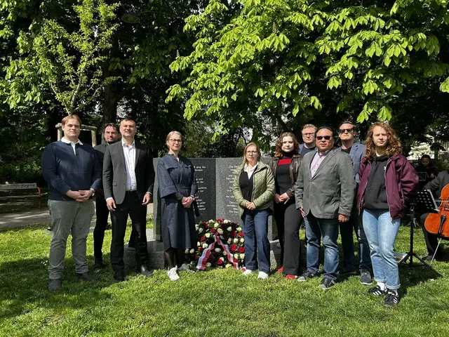 Über Parteigrenzen hinweg war die Erinnerung an die schrecklichen Taten im Nationalsozialismus ein wichtiges Anliegen. Vertreterinnen und Vertreter der Penzinger Parteien waren anwesend. | Foto: BV 14