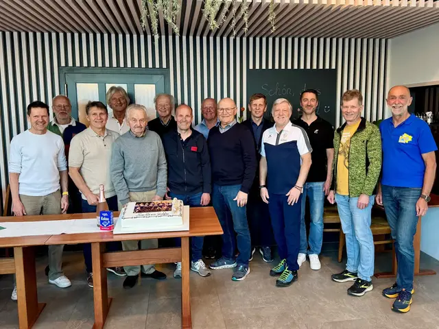 Feierlicher Anlass: 85. Geburtstag von Johann Bauer. Martin Hofbauer, Horst Luftensteiner, Josef Haumer, Robert Reuberger, Johann Bauer, Willibald Pöll, Stamatios Dourakas, Josef Hörndl, Alfred Spitaler, Franz Blauensteiner, Günther Prinz, Markus Dirlinger, Franz Eberl, Josef Schaden | Foto: Gemeinde Schweiggers