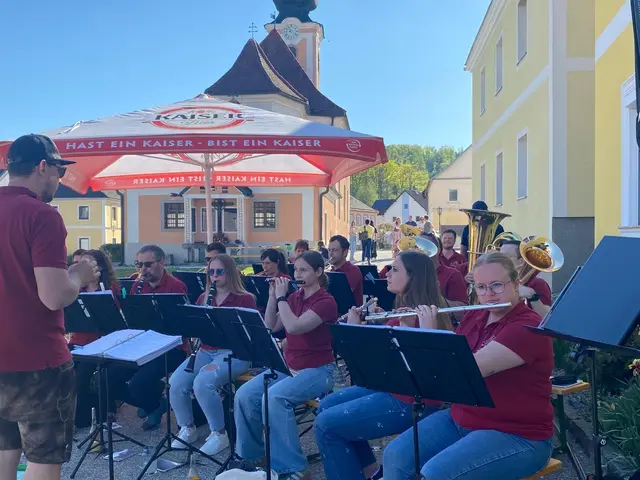 Maibaum in Klam. Eine Initiative der Landjugend Klam mit Feuerwehr und Musik. | Foto: Landjugend Klam