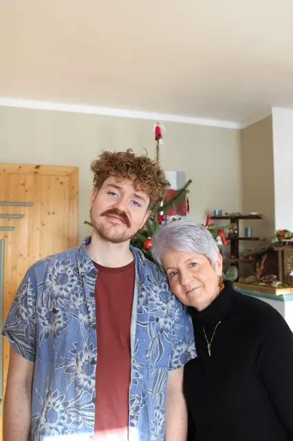 Sie habe ihm die schönste Kindheit geschenkt, die man sich vorstellen könne, ist der Mühlviertler Kabarettist Benedikt Mitmannsgruber seiner Mama dankbar. | Foto: privat