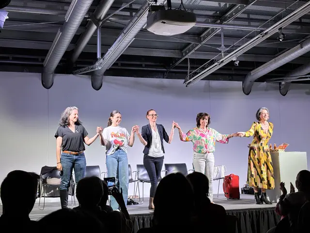 Das dokumentarische Theaterstück "Die einzige im Raum" feierte erfolgreiche Premiere im KulturQuartier Leoben.