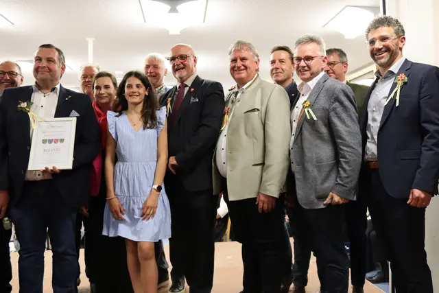 Mit am Foto war auch Minibürgermeisterin Antonia Steiner, die Klaus Glanznig vor geraumer Zeit über die Schulter schauen durfte. | Foto: MeinBezirk/Chiara Kresse