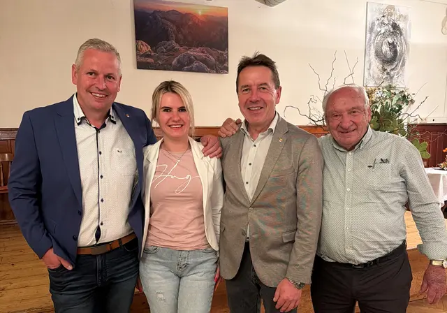 v.l.: Ortsparteiobmann Herwig Pacher, Ortsparteiobmann–Stellvertreterin Linda Moser, Landesparteiobmann Erwin Angerer und Hermann Dertnig | Foto: FPÖ Kärnten