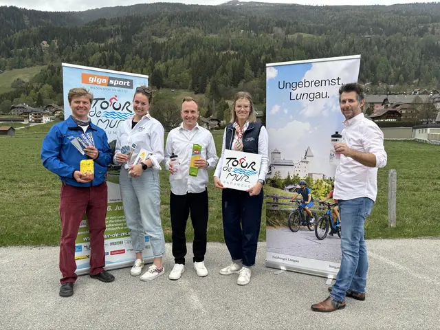 Philipp Steinlechner,  Antonia Klinser,  Achim Wippel, Gastgeberin Lisa Aigner und Bernd Waldauer (v.li). | Foto: MeinBezirk Lungau/Pongau