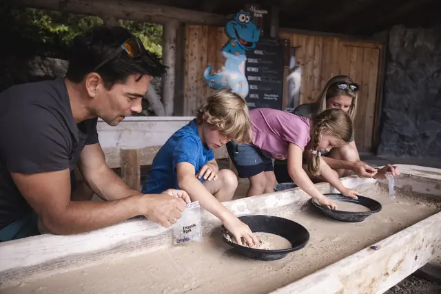 Kleine Entdecker bei der Arbeit: Im Rahmen der Kinderanimation begeben sich junge Forscher im Triassic Park auf die Suche nach Fossilien und Schätzen der Urzeit. | Foto: Bergbahn Steinplatte