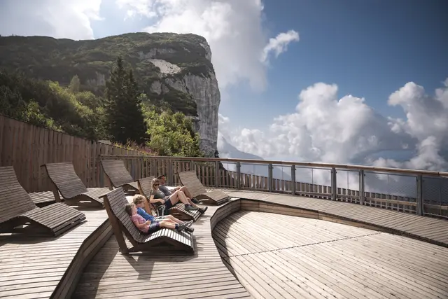 Entspannung mit Weitblick: Die Panorama Muschel lädt mit Holzliegen und freiem Blick auf
die umliegende Bergwelt zum Verweilen und Durchatmen ein. | Foto: Bergbahn Steinplatte