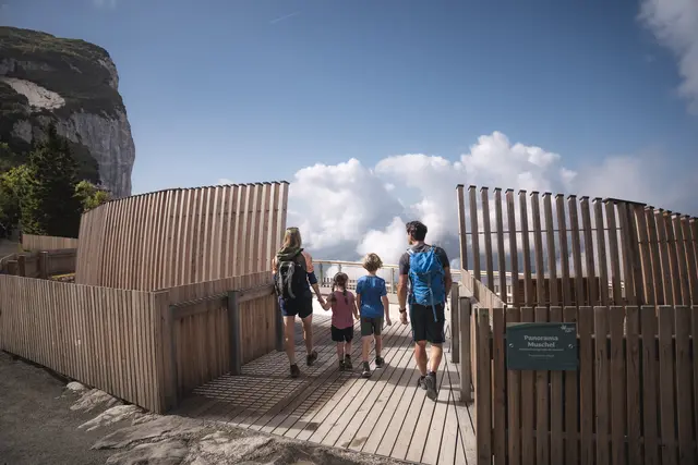 Ankommen und Durchatmen: Familien betreten gemeinsam die Panorama Muschel – ein Ort für Aussicht und Entspannung. | Foto: Bergbahn Steinplatte