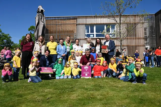 Zahlreiche Ehrengäste feierten heute die Auszeichnung zum Naturpark-Kindergarten:  (v.l.n.r.) Sarah Leischner (Projektleitung Bildung NuP Föhrenberge), Gemeinderätin Maria von Balthazar,  Thomas Rupp (Verein Naturparke Niederösterreich), Irene Drozdowski (Landschaftspflegeverein, Projektleitung Naturschutz NuP Föhrenberge, Bürgermeisterin Dagmar Händler, Abgeordnete zum NÖ Landtag Marlene Zeidler-Beck (in Vertretung von Landeshauptfrau Johanna Mikl-Leitner), geschäftsführende Gemeinderätin Margit Möstl-Frais, Martin Schuster (Obmann des Naturparks Föhrenberge), Kindergartenleitung Claudia Fock, Julia Friedlmayer (Geschäftsführerin des Verbands Naturparke Österreich), Abgeordneter zum NÖ Landtag Peter Gerstner (in Vertretung von Landesrätin Susanne Rosenkranz). | Foto: Pohl