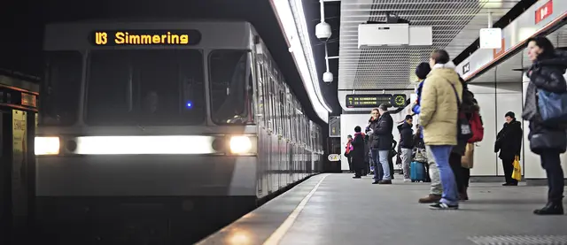 Frau attackiert zwei Personen mit Nagelschere im Gesicht