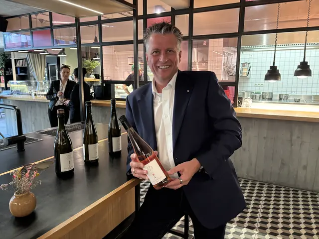 Geschäftsführer Thomas Podsednik mit dem "Mayer Alkoholfrei Rose". | Foto: Fabian Franz/MeinBezirk