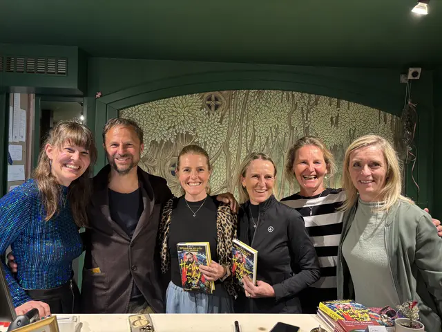 Philipp Hochmair mit Anna Pichler (links) (GF, Buchhandlung, Die Leserei) und einigen Fans beim Fotoshooting. | Foto: Emanuel Hasenauer
