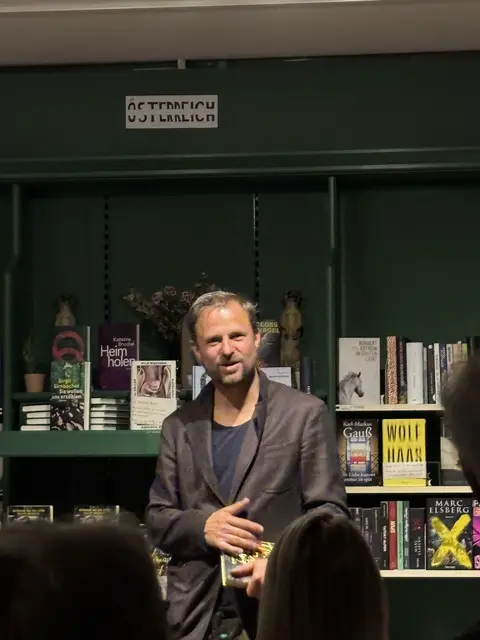 Philipp Hochmair beantwortet die vielen Fragen des Publikums. | Foto: Emanuel Hasenauer