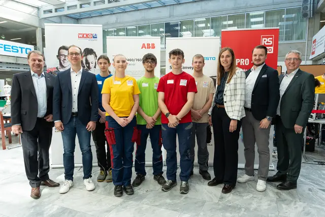WKNÖ-Präsident Wolfgang Ecker, Peter Hladik (Festo), Angelina Trinko (Eaton Industries Austria), Lena Hörting (ÖBB Infra), Paul Kolan (ÖBB Infra), Marcel Hartl (TEST-FUCHS), Manuel Pitzl (Welser Profile), WKNÖ-Direktor-Stellvertreterin Maria Gindl, Dario Stojicic (ABB Robotics) und WKNÖ-Spartengeschäftsführer Industrie Alexander Schrötter (v.l.) vor dem Rundgang. | Foto: Georg Pomassl