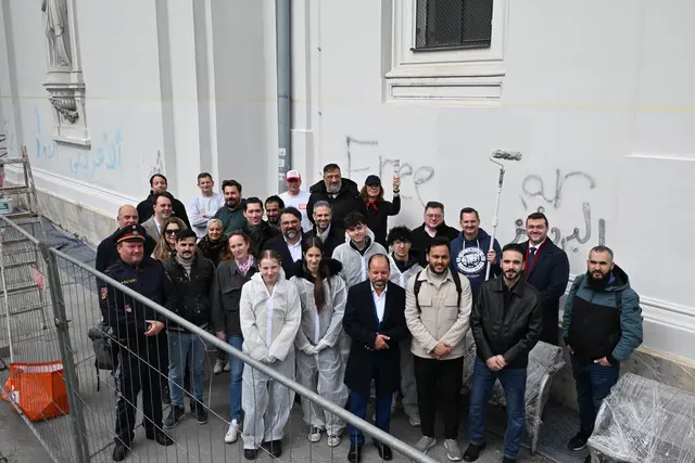 Verschiedene Religionsgemeinschaften und freiwillige Helferinnen und Helfer nahmen an der Übermal-Aktion der Keplerkirche teil. | Foto: Matthias Pandrea / Mein Bezirk