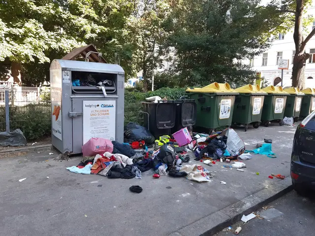 Jeder kennt dieses Bild: Müllberge rund um einen Altkleidercontainer, der leergeräumt oder aufgebrochen wurde. | Foto: zVg