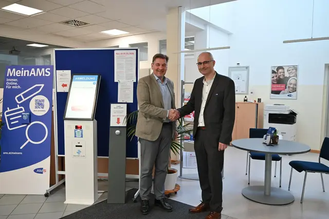 Bürgermeister Werner Krammer gratulierte AMS-Leider Gerald  Pöchhacker zur erfolgreichen Arbeit. | Foto: Stadt Waidhofen