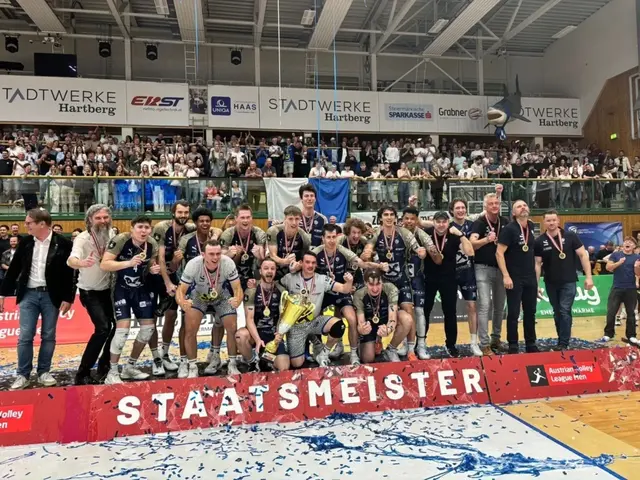 Jubelstimmung bei den Volleyballern des TSV Hartberg: Mit einem 3:2-Sieg gegen Ried holen sie sich erstmals in der Vereinsgeschichte den Meistertitel. | Foto: Christian Zechner