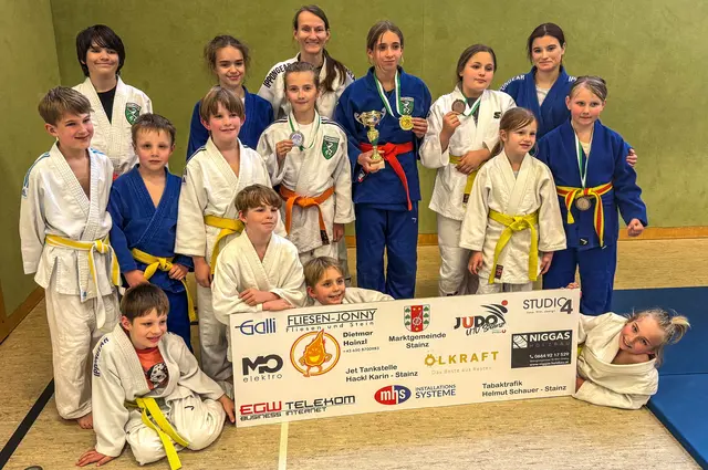 Cheftrainerin Christa Schimpel (hinten Mitte) ist sichtlich zufrieden | Foto: UTV