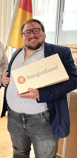 Der Burgenländische Schauspieler Christoph Krutzler kann sich auf seine Mama verlassen. Gerade wird Haus gebaut, die Mama sorgt für die kulinarische Stärkung der Truppe. | Foto: Landesmedienservice Burgenland