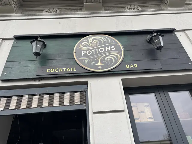 Die Bar "Potions" am Karlsplatz ist bekannt für ihre Getränke, welche einen in eine Fantasiewelt eintauchen lassen sollen.  | Foto: Fabian Franz/MeinBezirk