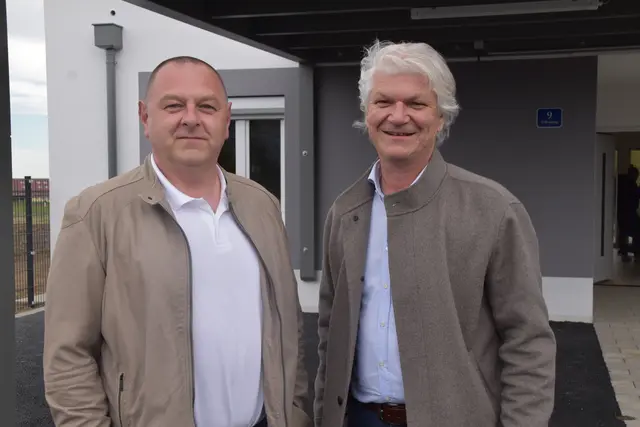 Vizebürgermeister Ronald Muhr und Bürgermeister Joachim Radics freuen sich über die neuen Hodiser. | Foto: MeinBezirk/Michael Strini