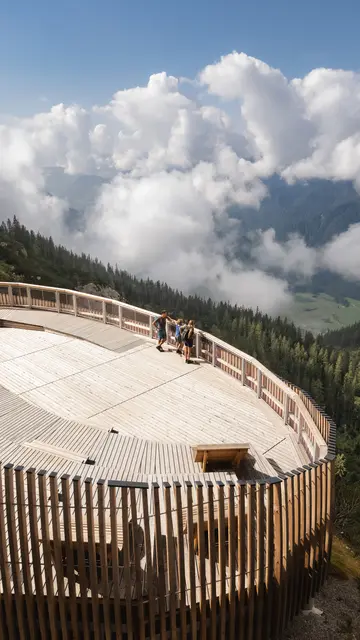 Panorama Muschel auf der Steinplatte: Der barrierefreie Aussichtspunkt aus Lärchenholz eröffnet beeindruckende Blicke über die alpine Bergwelt und verbindet Architektur mit Natur. | Foto: Bergbahn Steinplatte