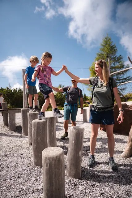 Gemeinsam unterwegs: Beim spielerischen Parcours erleben Familien Bewegung und Natur auf Augenhöhe. | Foto: Bergbahn Steinplatte