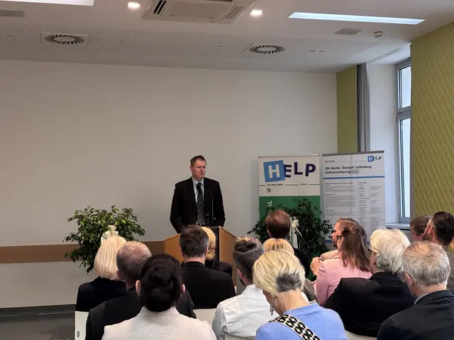 Ulf Drabek steht am Rednerpult.