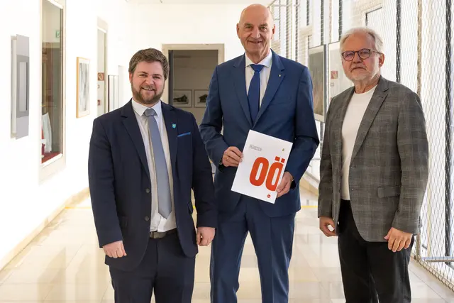 Von links: Bürgermeister Daniel Lang (Mattighofen, ÖVP), Landesrat Christian Dörfel (ÖVP) und Bürgermeister Michael Schodermayr (Steyr, SPÖ). | Foto: Land OÖ/Krenn