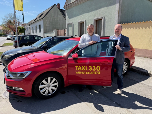 Günter Pürzl und Bürgermeister Michael Nistl (ÖVP). | Foto: Gemeinde Katzelsdorf