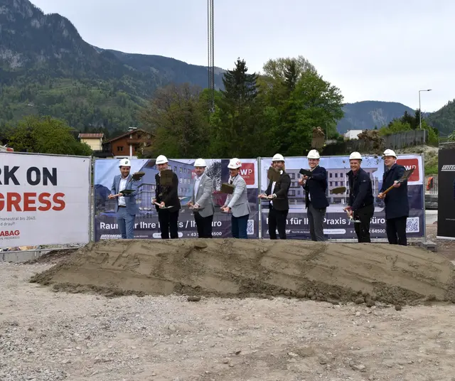 Die Projektpartner setzten am Mittwoch den Spatenstich. Im Bild: Florian Huber und Josef Feichtner (beide Unterberger Immobilien), Bgm Andreas Gang, Markus Pfeifer(Strabag), Andreas Bankler (Bauausschuss Gemeinde Kramsach), Florian Unterberger, Benedikt Ruetz und Josef Moser (Sparkasse Rattenberg) (v.l.). | Foto: Barbara Fluckinger