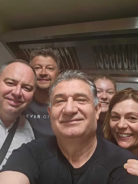Pfarrer Otto, Wolfgang Hofer, Nedim Kıyafet mit Susanne und Sabine Hofer (v. l.). | Foto: Mimoza