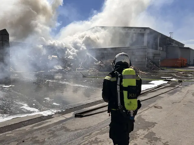 Bei einem Brand auf einem Mistplatz wurde eine Person verletzt.  | Foto: Stadt Wien, Berufsfeuerwehr