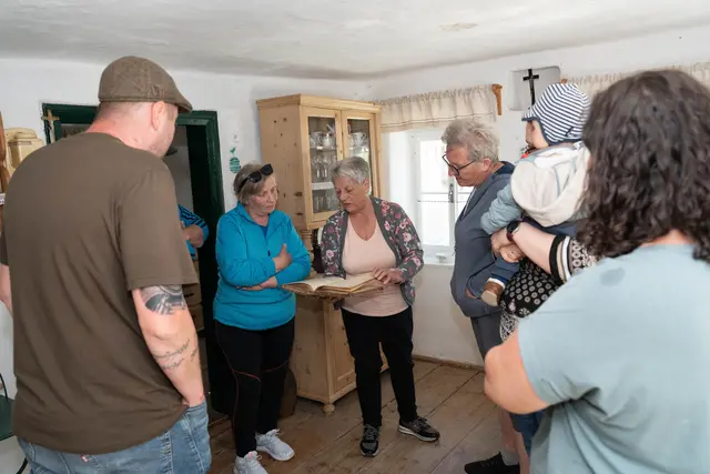Besucher informierten sich im Heimathaus Naarn über die Flößerei. | Foto: Harald Lambauer, Heimathaus Naarn